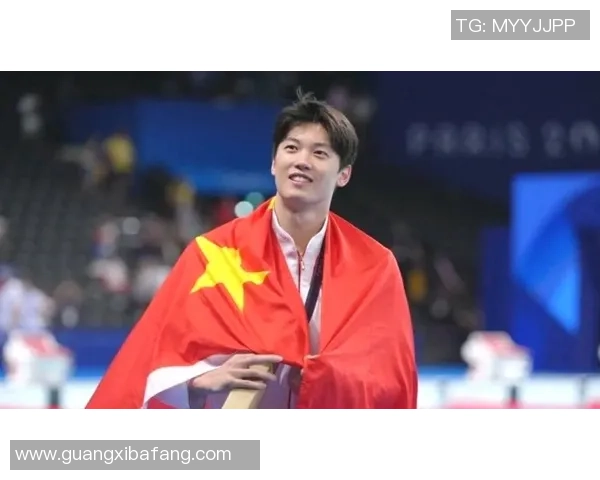 足球巨星赛后身披国旗高举荣耀展现民族自豪与体育精神 足球巨星赛后身披国旗高举荣耀展现民族自豪与体育精神