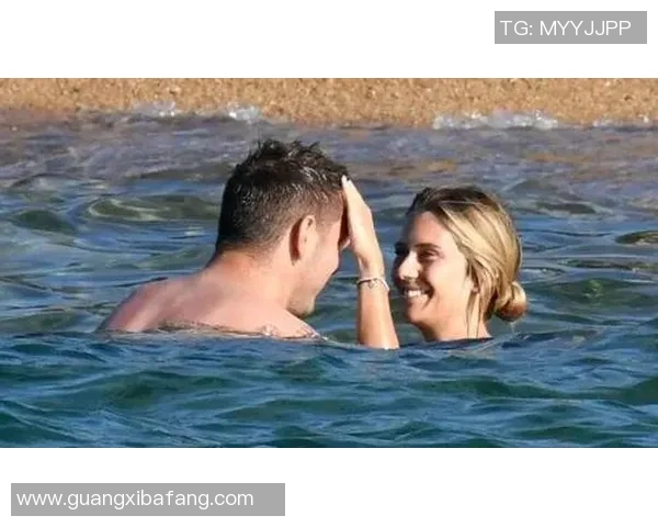 如何通过合适途径与足球明星建立联系并获得亲密互动机会