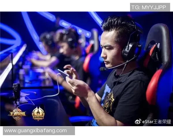 我是足球场上的王者，带领球队征战四方的荣耀与挑战